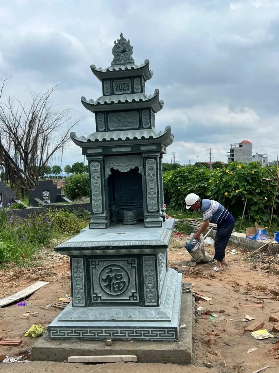Mẫu mộ đá 3 mái tham khảo 1 – Đá Huy Tiệp