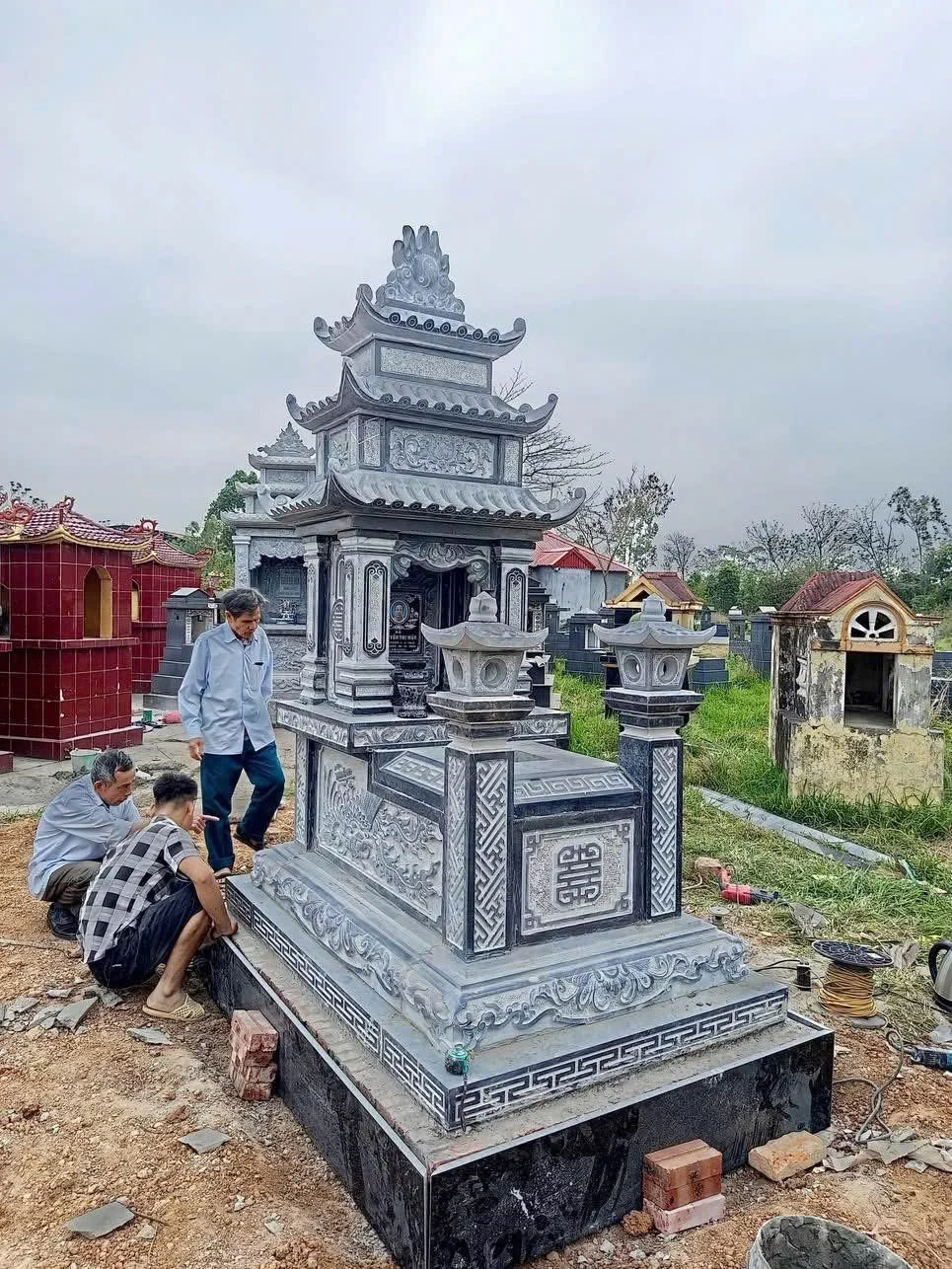 Mẫu mộ đá 3 mái tham khảo 3 – Đá Huy Tiệp