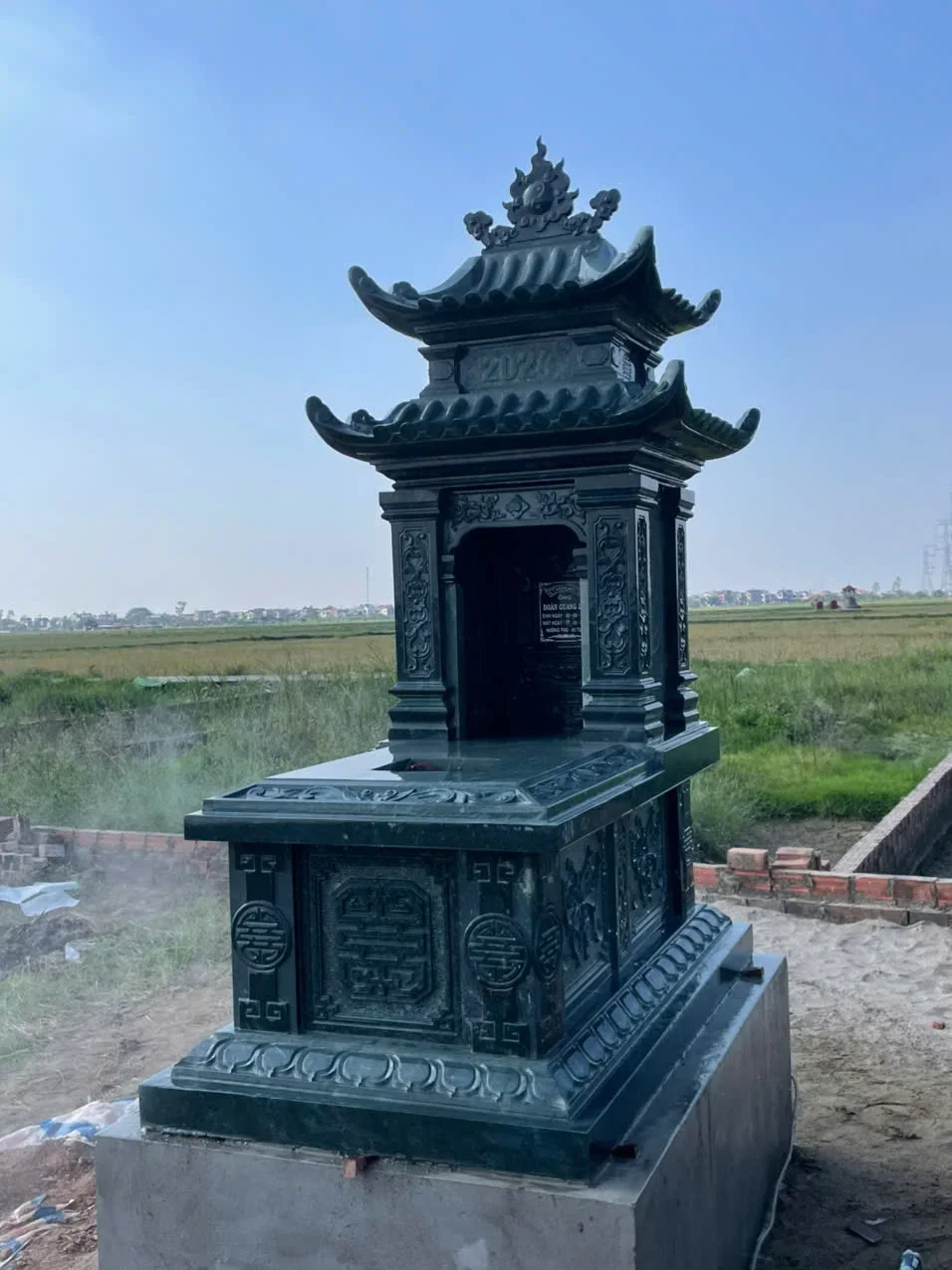 Mộ Đá Có Mái Che