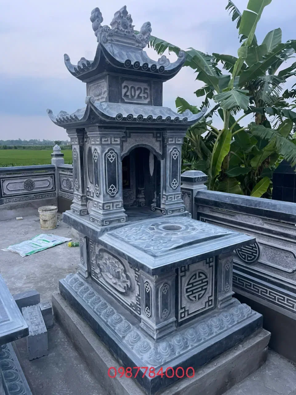 Mộ Đá Có Mái Che
