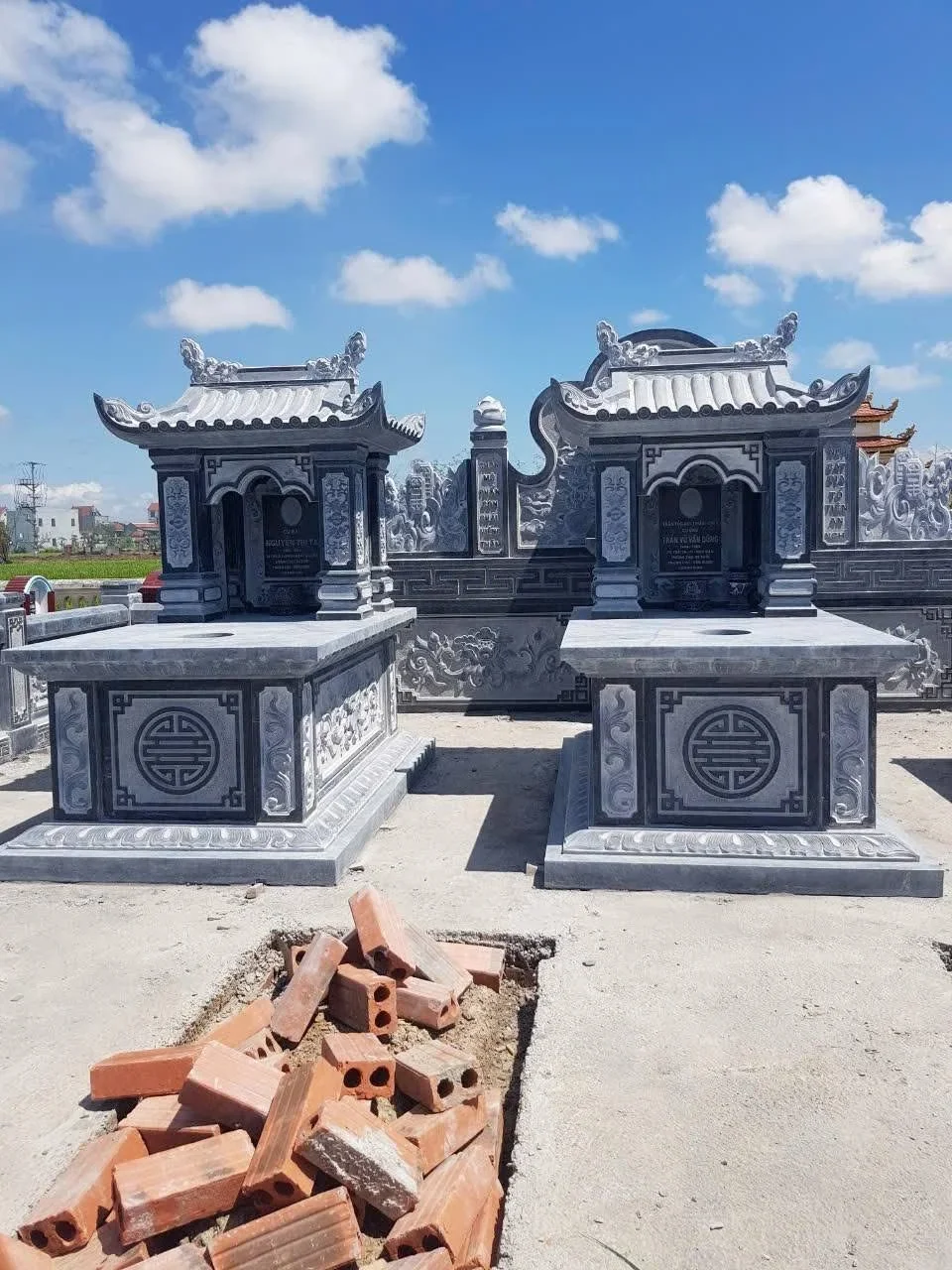 Mộ Đá Có Mái Che