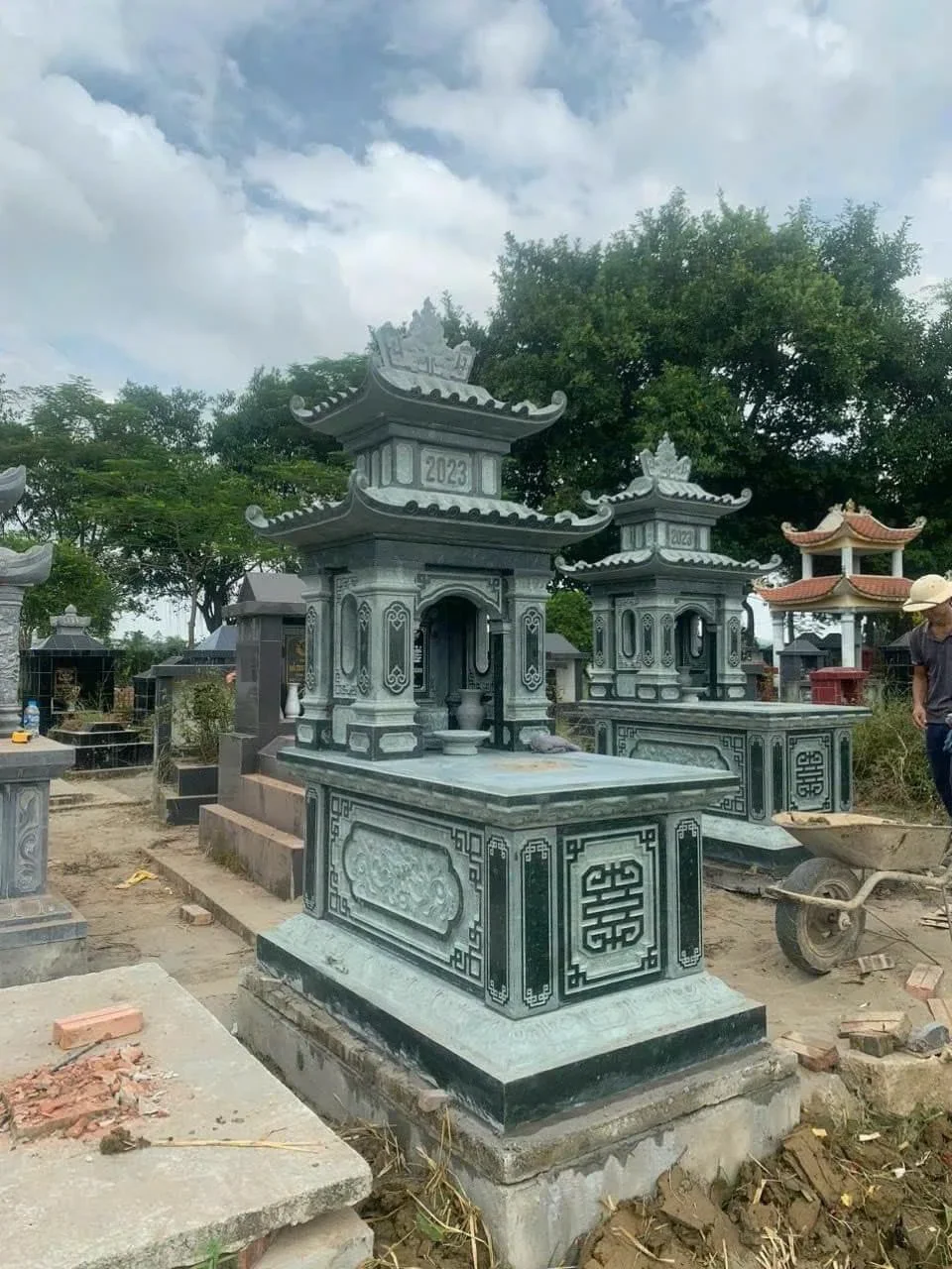 Mộ Đá Có Mái Che