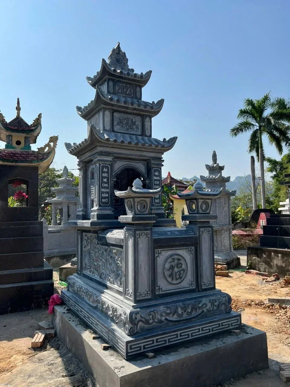 Mộ Đá Có Mái Che