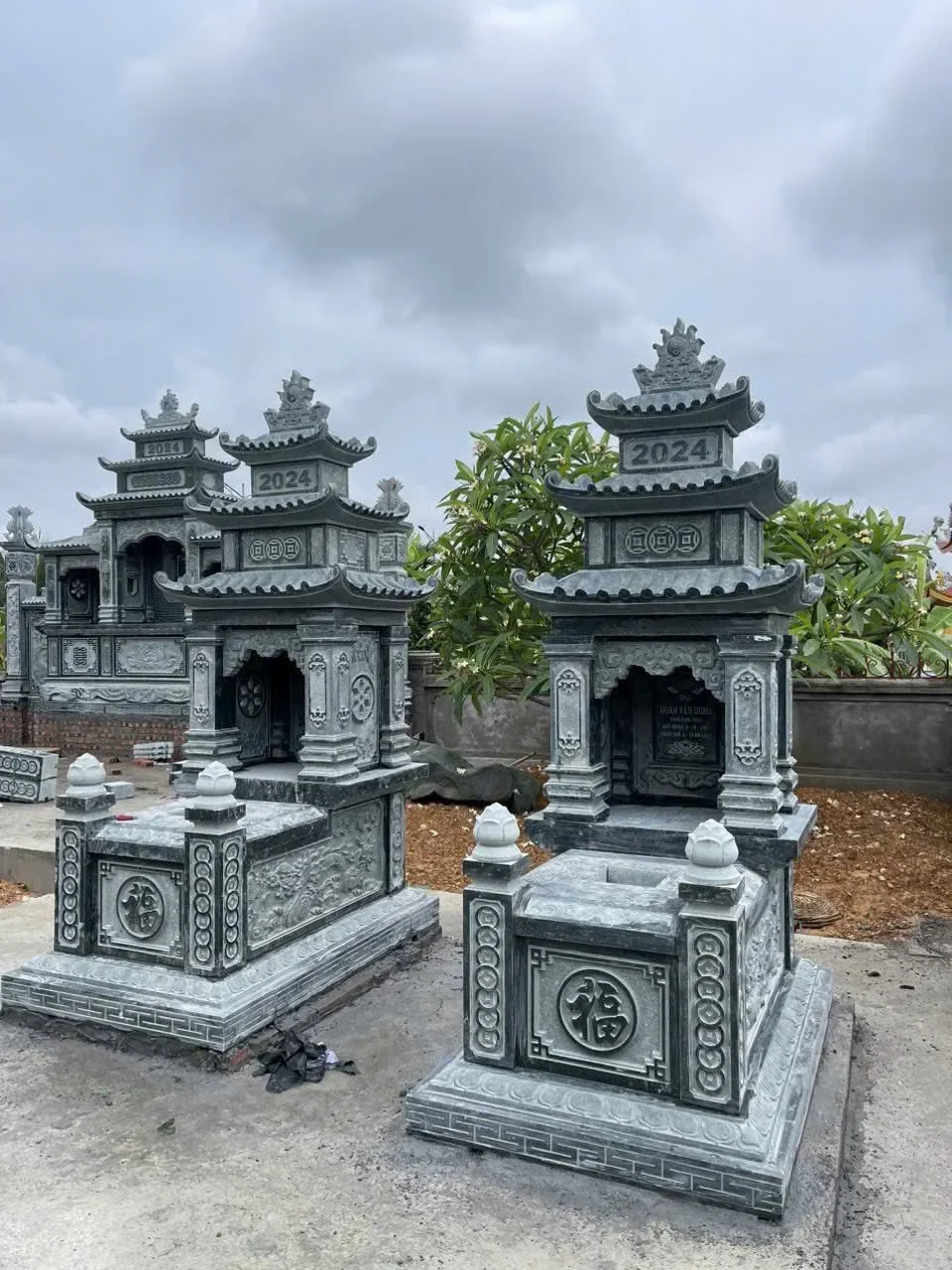 Mộ Đá Có Mái Che