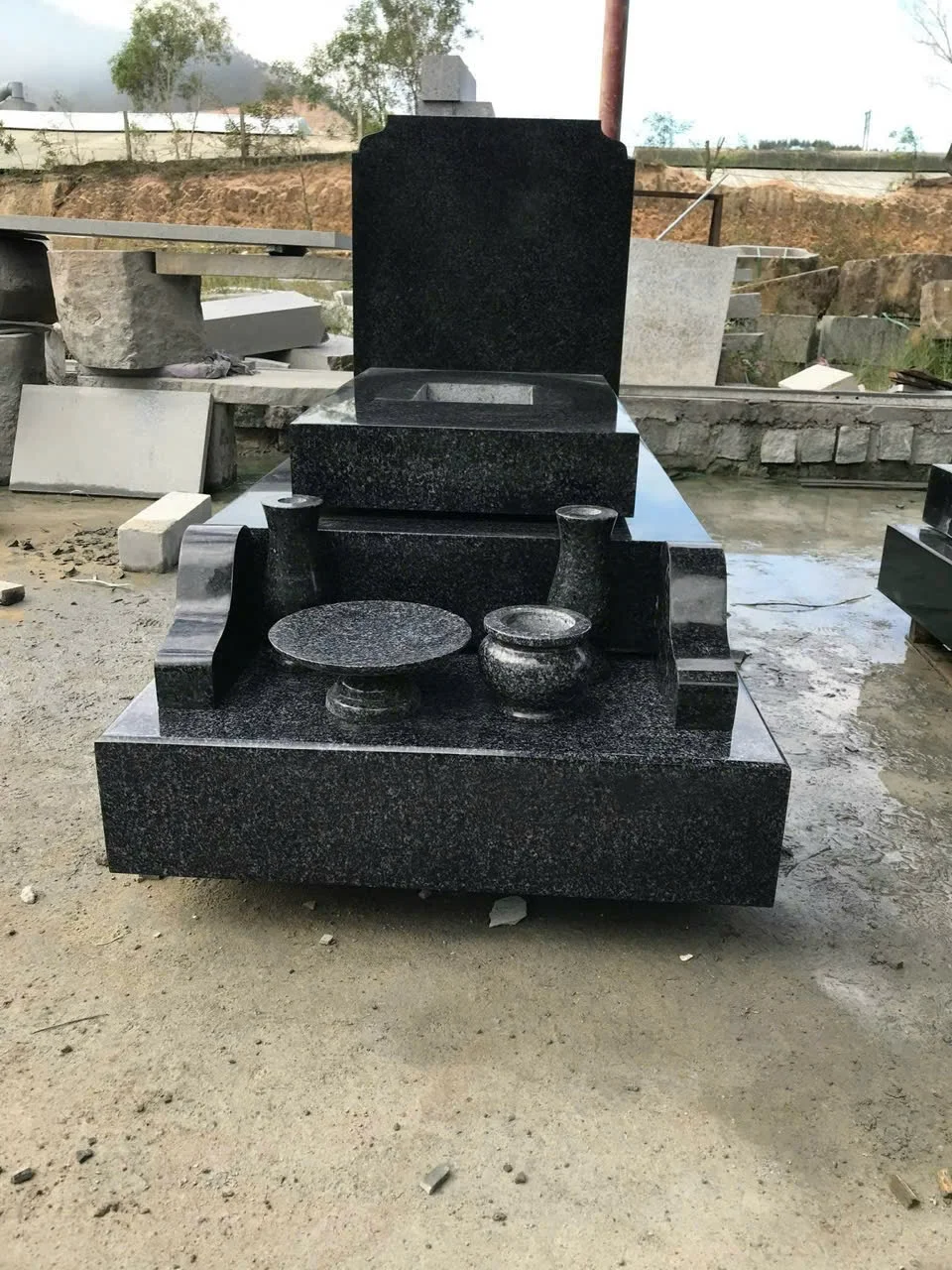Mộ đá granite nguyên khối bền đẹp – Giá từ 28 triệu