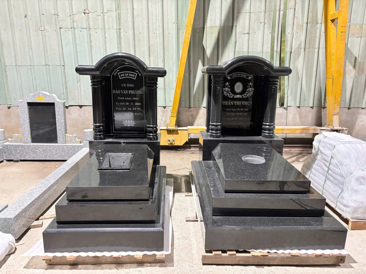Mộ đá granite nguyên khối bền đẹp – Giá từ 28 triệu