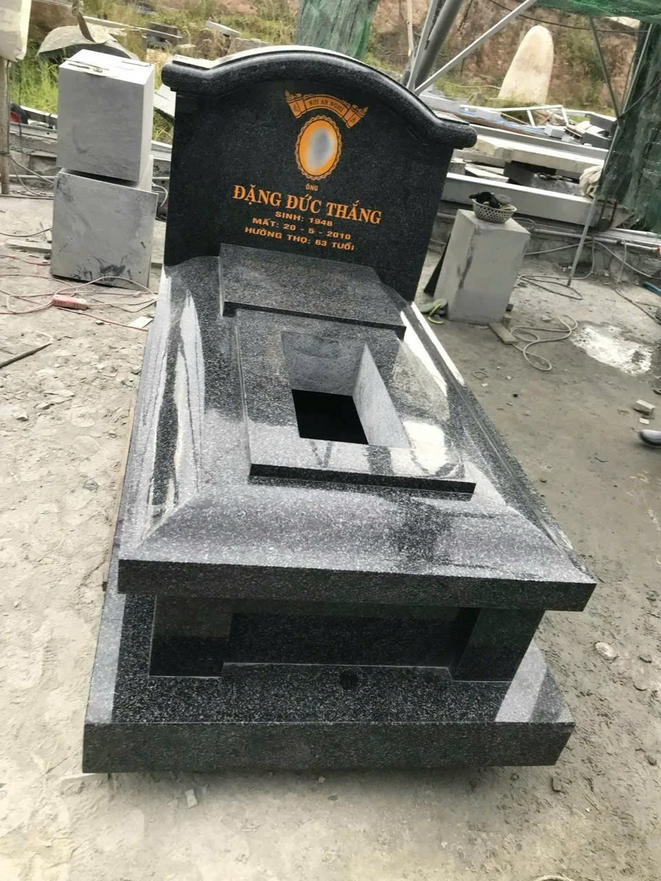 Mộ đá granite nguyên khối bền đẹp – Giá từ 28 triệu