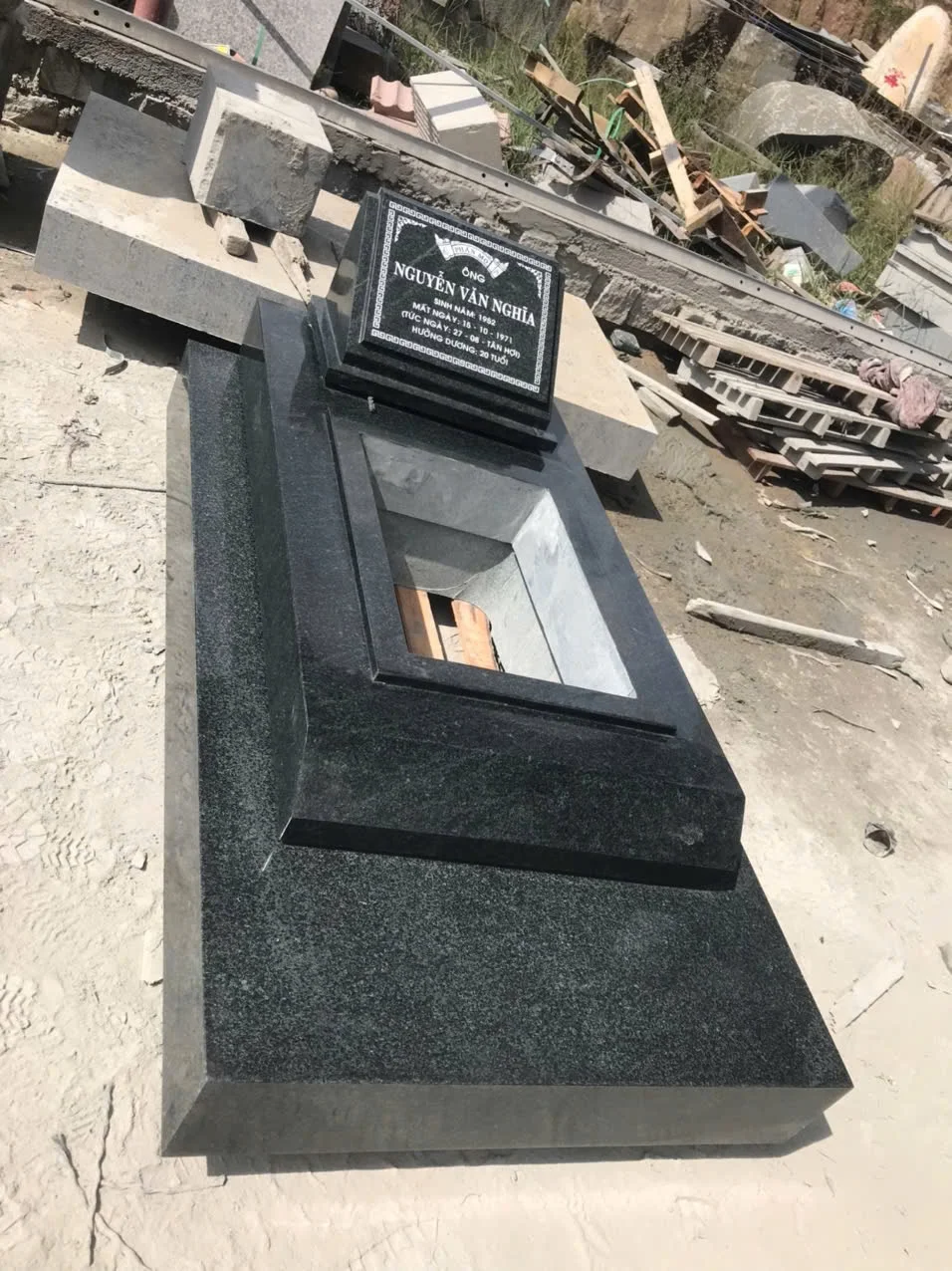 Mộ đá granite nguyên khối bền đẹp – Giá từ 28 triệu