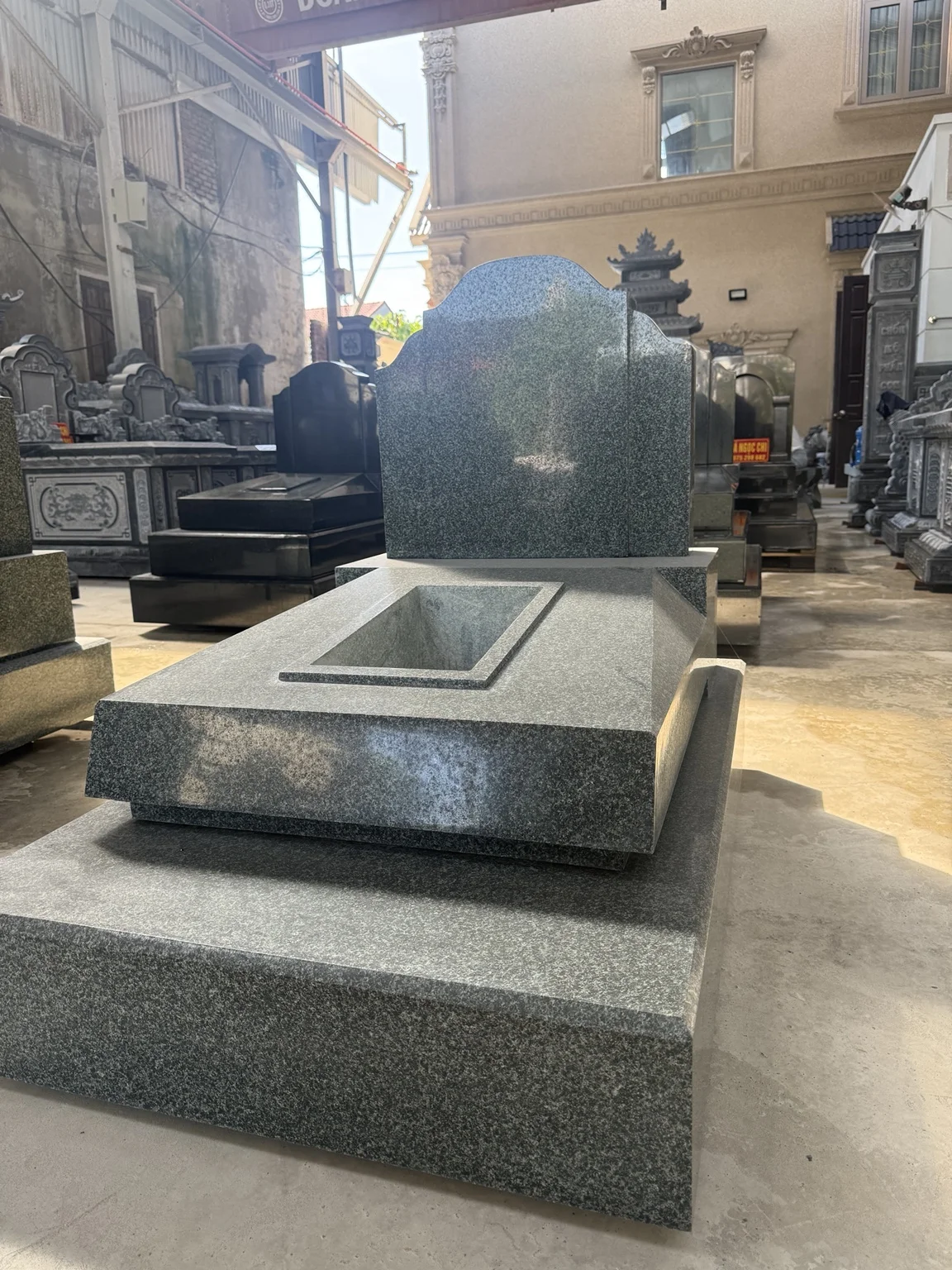 Mộ đá granite nguyên khối bền đẹp – Giá từ 28 triệu