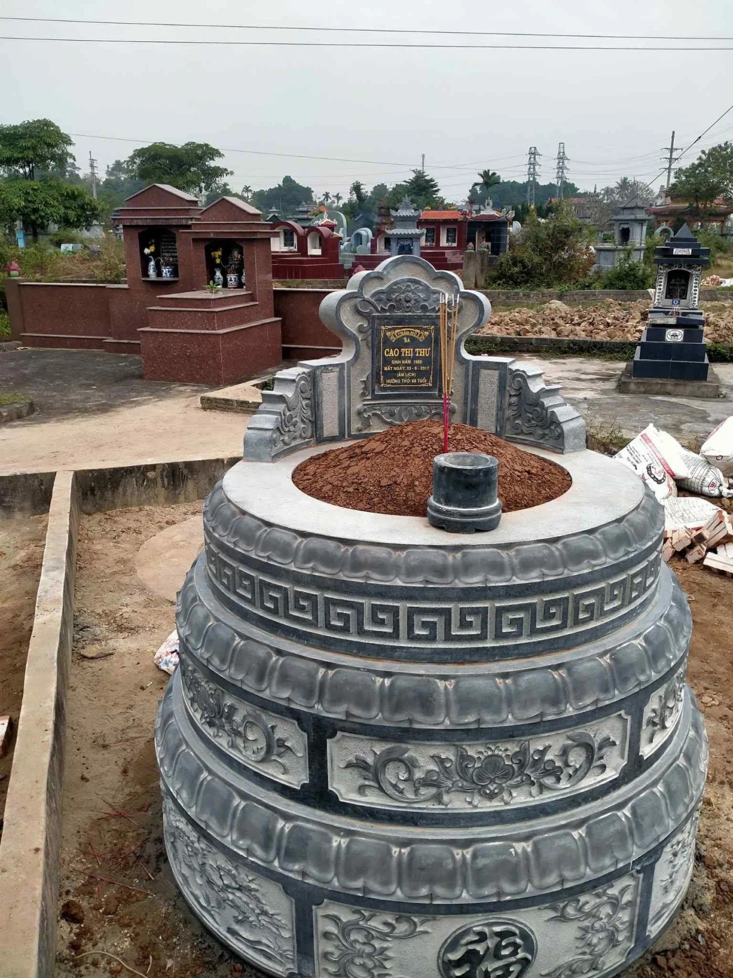 Mộ tròn tam cấp bằng đá tự nhiên – Giá từ 28 triệu